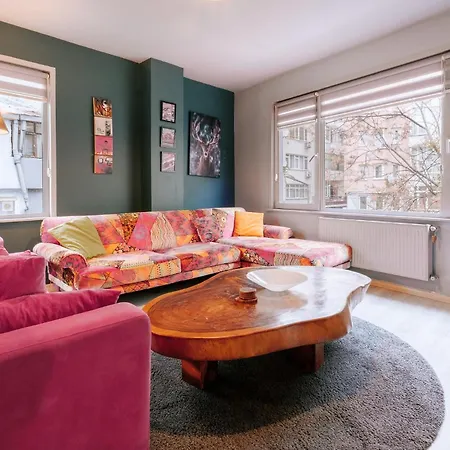 Vibrant Flat With Balcony 10 Min To Besiktas Sq アパート イスタンブール